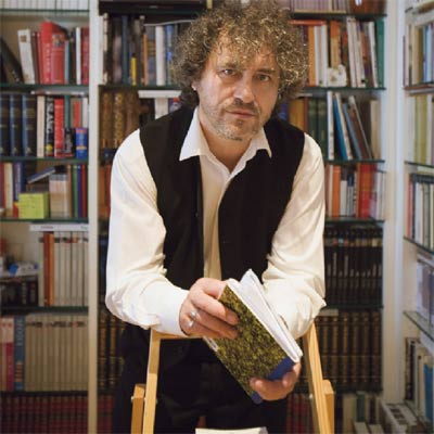 Su última novela 'Los libros arden mal', acaba de ser traducida al castellano.