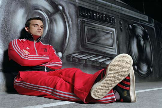 Robbie Williams, vestido de Adidas, con la que le une un contrato, en su reciente encarnación como 'rapero'.