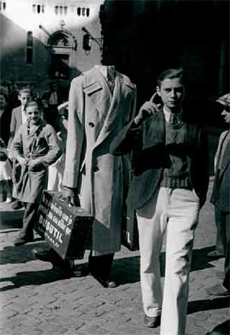 Hombre anuncio paseando por las calles de Barcelona.