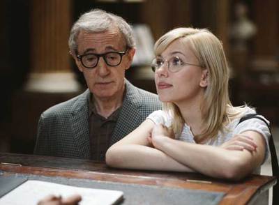Woody Allen y Scarlett Johansson, en un fotograma de  Scoop. 