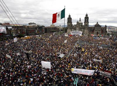 Cientos de miles de partidarios de López Obrador asisten a su proclamación como  presidente  en la plaza del Zócalo, en Ciudad de México.