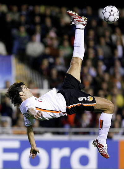 Morientes realiza una chilena el miércoles ante el Olympiacos.