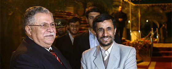 El presidente iraquí, Yalal Talabani (izquierda), saluda a su homólogo iraní, Mahmud Ahmadineyad, ayer en Teherán.