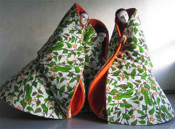 Intérpretes de la coreografía '¿Y si pudieras vestirte con un jardín?' integrada en el montaje  Pequeños paraísos. 