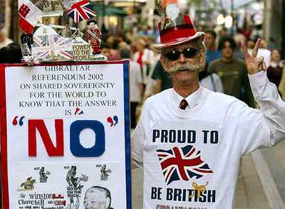 Un partidario del  no  en el referéndum celebrado en Gibraltar en noviembre de 2002.