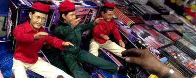 Los  chavecitos , muñecos que representan al presidente venezolano, se han agotado en los puestos callejeros de Caracas, donde se venden a 20 euros