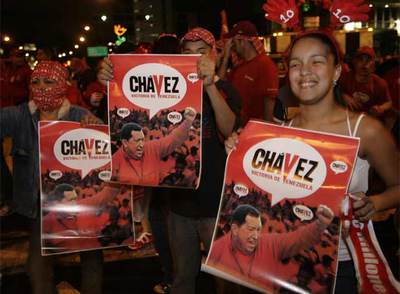 Partidarios de Hugo Chávez celebran la victoria electoral en las calles de Caracas.