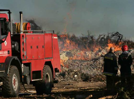 Un incendio arrasa un depósito de maderas en Betxí