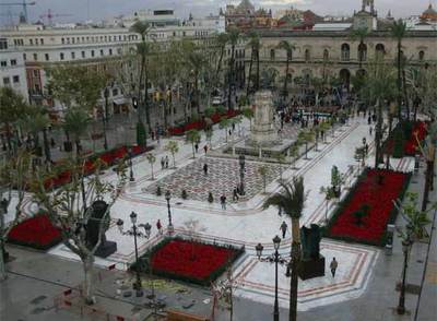 La Plaza Nueva de Sevilla se reabre con una exposición de esculturas