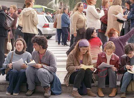 Algunas opositoras repasan los apuntes antes del examen de la OPE celebrada en 2002.