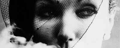  Smoke + Veil, París (Vogue) , de William Klein, fotografía que exhibe la galería Howard Greenberg.