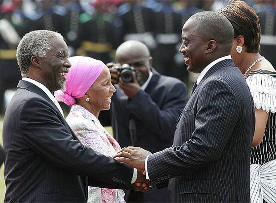 Joseph Kabila (derecha) recibe la enhorabuena del presidente surafricano, Thabo Mbeki.