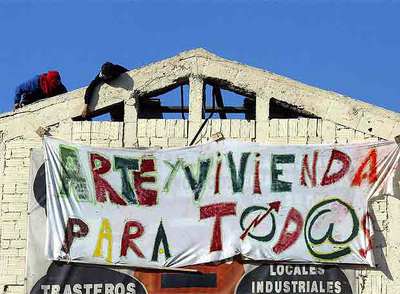  Okupas  de La Makabra colocan una pancarta durante su ocupación del antiguo recinto fabril Can Ricart, en Poblenou.