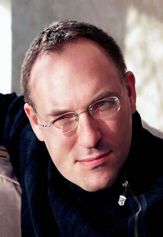 El escritor británico presenta a sus 44 años un aspecto sano y juvenil, alto y duro.