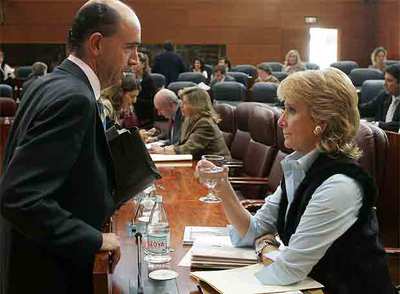 El consejero de Sanidad, Manuel Lamela, dialoga con la presidenta regional, Esperanza Aguirre.