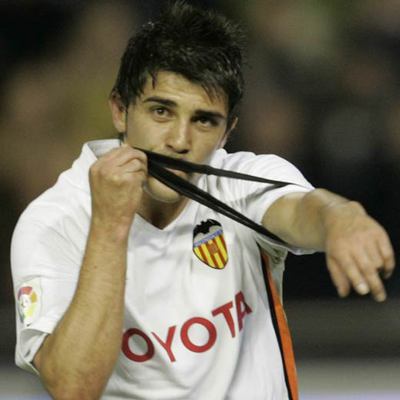 Villa celebra uno de sus goles besando el brazalete en recuerdo de la madre de Angulo, fallecida el lunes.