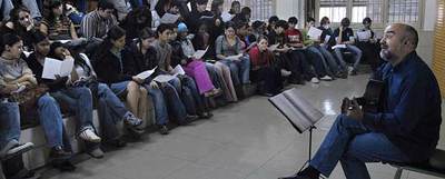 El  juglar  Emiliano Valdeolivas, actuando en el instituto Lluís Vives de Barcelona.