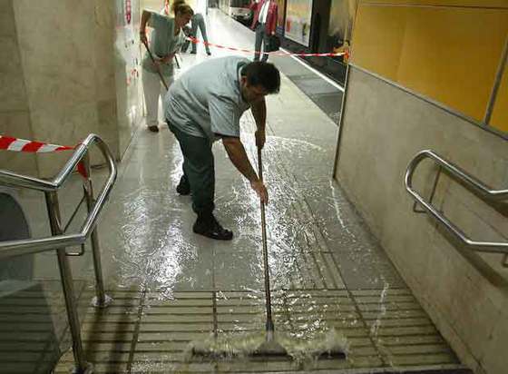 Un reventón anega el metro en Sants