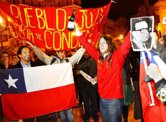 Chilenos de Valencia celebran la muerte del ex dictador Pinochet
