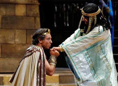 Roberto Alagna e Ildiko Komlosi, en una escena de  Aida  durante un ensayo en la Scala.