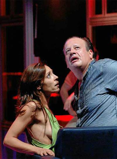 Juan Echanove y Marta Domingo, en una escena de  Plataforma. 