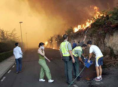 Agentes de la Guardia Civil colaboran en la extinción de un fuego, el pasado verano.