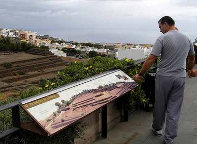 Un panel informativo en el parque etnográfico de las Pirámides de Güímar, al este de la isla canaria de Tenerife.