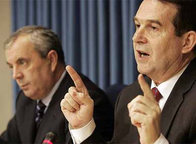 Manuel Vázquez y Abel Caballero, ayer en la sede de la Autoridad Portuaria de Vigo.