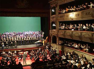 372 voces cantan 'El Mesías'