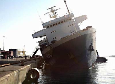 Un barco escorado es remolcado al puerto de Barcelona