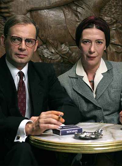 El actor Denis Podalydès y la actriz Anne Alvaro, encarnando a Jean-Paul Sartre y Simone de Beauvoir en el telefilme  Sartre .rn  FRANCE 2
