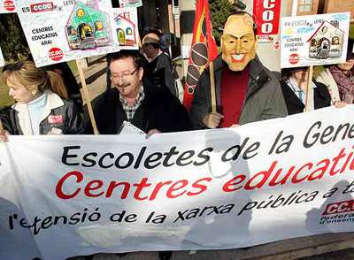 Delegados de enseñanza de CC OO, ayer, en la protesta en la Consejería de Educación por la falta de una red de centros de infantil.