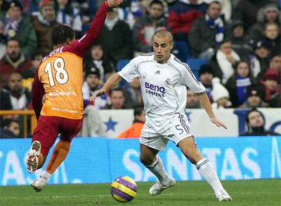 Fabio Cannavaro se ve desbordado por Uche, el miércoles, ante el Recreativo de Huelva.