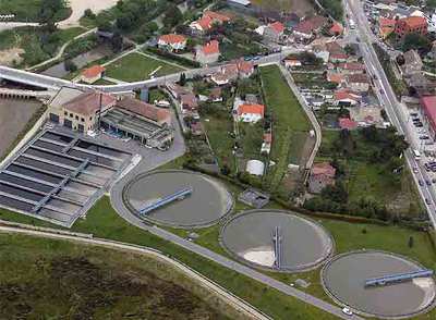 Panorámica de la actual depuradora de Vigo, construida en la desembocadura del río Lagares. 