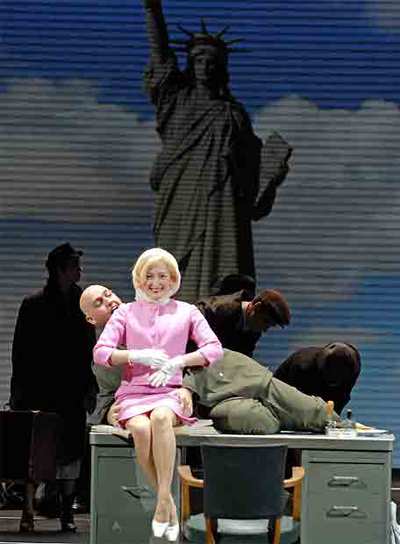 Una escena de  Cándido,  en el teatro del Châtelet de París.