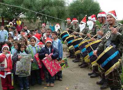TAMBORRADA Y REGALOS DE LOS &#39;CASCOS AZULES&#39;.