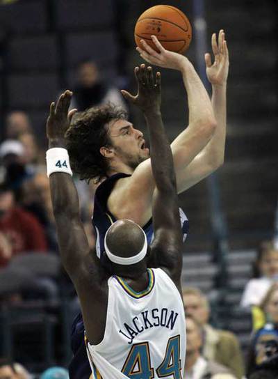 Gasol lanaz a canasta ante Jackson, de los Hornets.