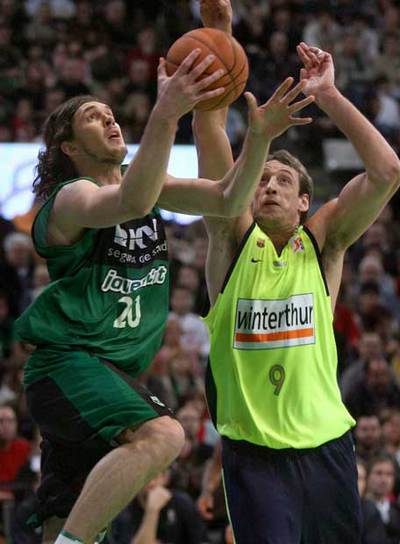 Dimitry Flis entra a canasta ante el barcelonista Marconato.