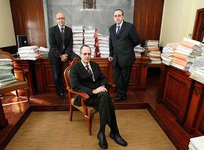 Los jueces (ambos de pie) Miguel Ángel Parramón (izquierda,  caso Parques Eólicos)  y Javier García Torrado  (caso Telde),  con el fiscal de ambos casos, Luis del Río.