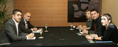 Reunión del PSE con Batasuna. A la izquierda: Patxi López y Rodolfo Ares, socialistas. Frente a ellos: Rufino Etxeberria, Arnaldo Otegi y Olatz Dañobeitia.rnRodríguez Zapatero anuncia en el Congreso el diálogo con ETA, en junio.