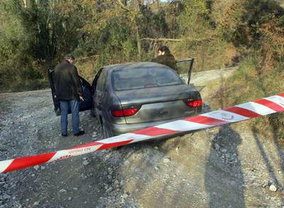 Agentes de la Ertzaintza, en la zona en la que fue hallado el zulo de Amorebieta.
