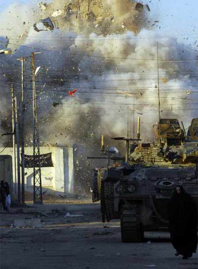 Imagen facilitada por el Ejército británico del momento de la voladura del cuartel policial de Basora.