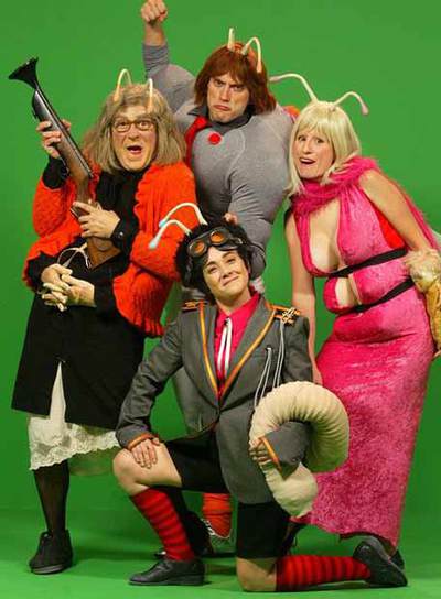 Los intérpretes de  Ácaros.  De pie, de izquierda a derecha, Manolo Monteagudo, Paco León y Mari Paz Sayazo. En el centro, Charo Sánchez Casado.