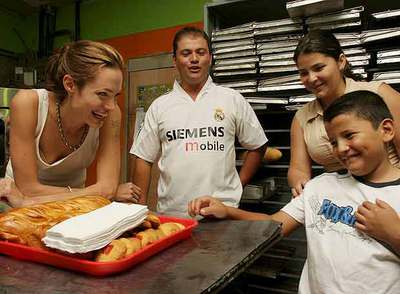 Angelina Jolie charla con algunos refugiados colombianos en San José de Costa Rica.