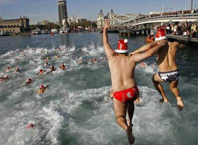 Cuatrocientos nadadores en la travesía navideña del puerto