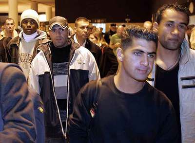 Los componentes del combinado palestino-israelí, a su llegada al aeropueto de Sevilla.