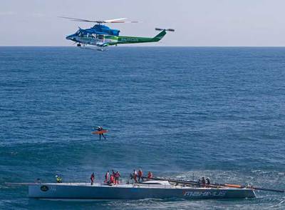 Rescate en helicóptero de uno de los tripulantes del  Maximus .