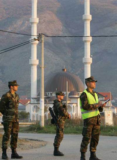 Control de soldados españoles en una carretera de Mostar.