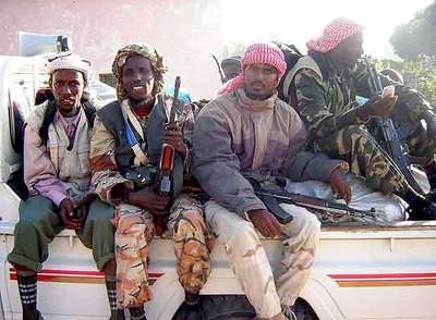 Milicianos islamistas vigilaban ayer la carretera que conduce al aeropuerto internacional de Mogadiscio.