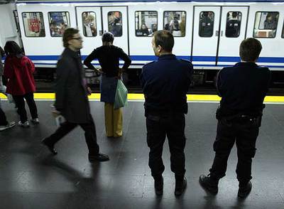 Policías nacionales patrullan el metro de Madrid en abril de 2004, tras los atentados del 11-M.